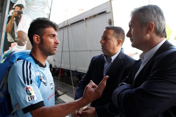 Ratkovic habla con Óscar Pereiro, en una instantánea de mayo de 2014 (Foto: atlantico.net)