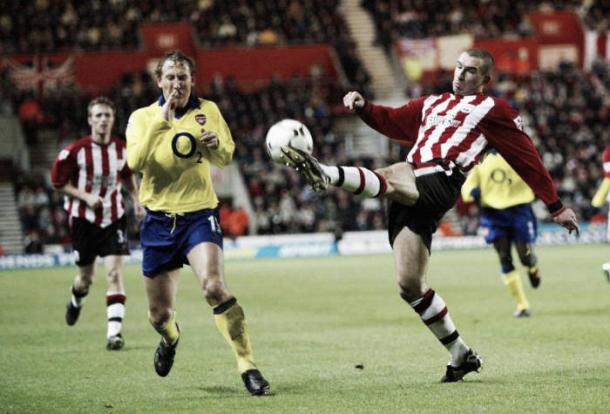 Ray Parlour y Kevin Phillips pugnan por un balón durante la última victoria del Arsenal en St. Mary's | Foto: Getty Images