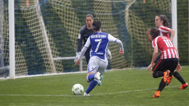Nahikari García se dispone a hacer el segundo gol para su equipo (Imagen: Real Sociedad)