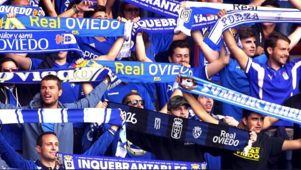 Parte de la afición del Real Oviedo durante un bufandeo en un partido. | Imagen: Real Oviedo