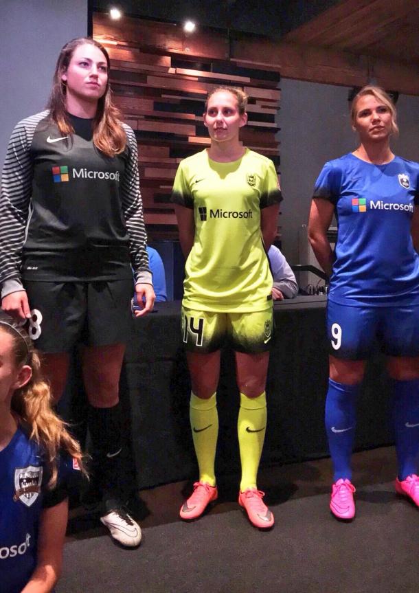 Players showing off the new kits / Seattle Reign FC Twitter - @SeattleReignFC