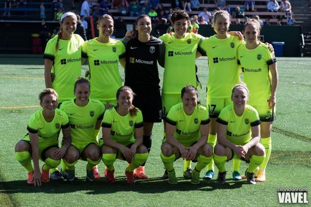 Seattle Reign players gather for a team photo before their home opener against Sky Blue FC. The Reign will look to bounce back from their opening weekend home loss | Brandon Farris - VAVEL USA