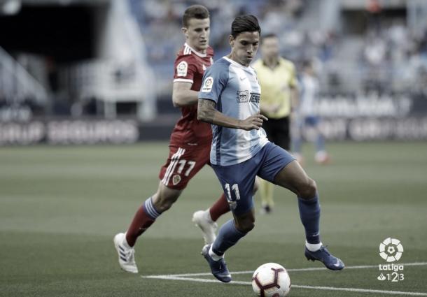 Renato Santos conduciendo el esférico | Fotografía: La Liga