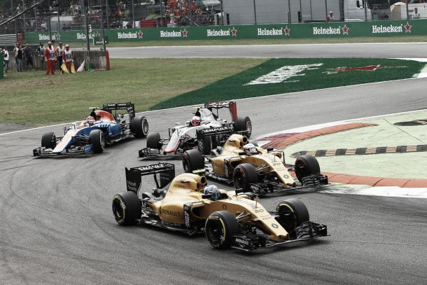 Los dos Renault luchando en la curva 1 de Monza | Fuente: @RenaultSportF1