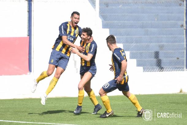 Facundo Rizzi y Diego Becker abrazados con Emanuel Ojeda, luego de que el volante central haya convertido el segundo gol Canalla.