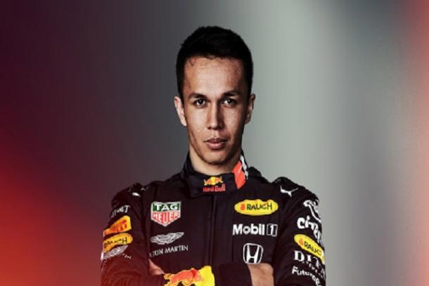 Alexander Albon posando para la foto oficial. Fuente: Formula One