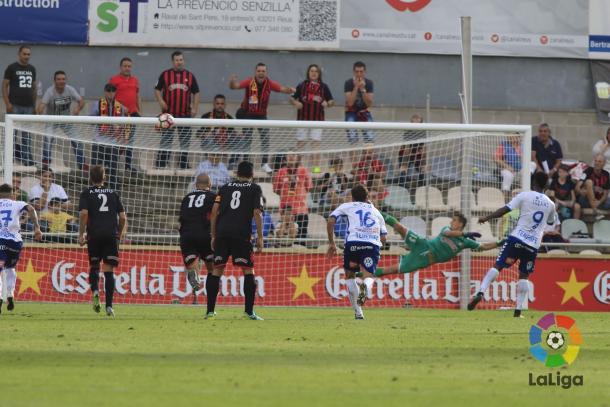 Momento en que el delantero hondureño Lozano (9) falla el penalti. (Foto: LaLiga)