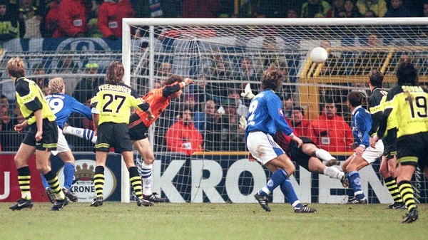 Primera anotación de un portero en una jugada abierta, a cargo de Jens Lehmann en 1997 | Foto: Bundesliga.com
