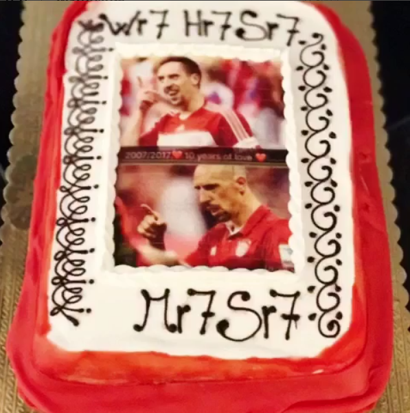 Bolo que Franck Ribéry ganhou de presente de sua família pelo seus 10 anos de Bayern de Munique (Foto: Divulgação/Instagram Ribéry