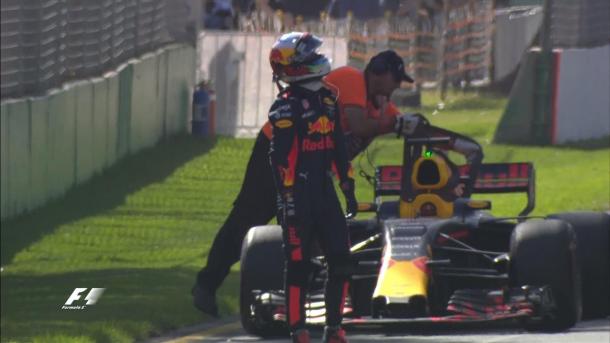 Ricciardo abandonando a prova antes mesmo da largada (Foto: Divulgação/F1)