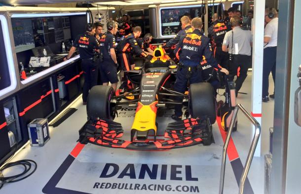 Ricciardo tendo seu carro consertado pela Red Bull; o australiano vai para a pista (Foto: DIvulgação/Red Bull Racing)