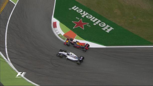 A ultrapassagem de Ricciardo sobre Bottas foi um dos poucos momentos de emoção no fim da prova (Foto: Divulgação/F1)