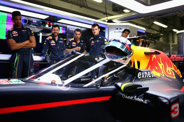 O modelo foi instalado apenas no carro de Ricciardo (Foto: Clive Mason/Getty Images)