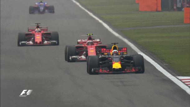 Ricciardo segurando a pressão de Räikkönen e Vettel pelo terceiro lugar (Foto: Divulgação/F1)