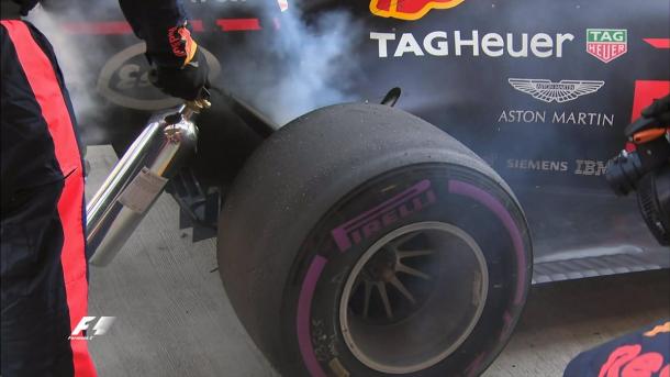 O freio de Daniel Ricciardo não aguentou; fim de prova para o australiano (Foto: Divulgação/F1)