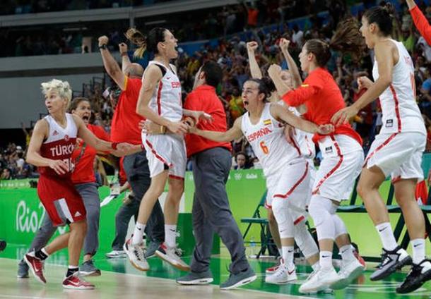 Anna Cruz celebrates with her teammates after her runner just inside the three point line gave Spain a 64-62 win over Serbia and clinched a spot in the semifinals/Photo: Charlie Niebergall/Associated Press
