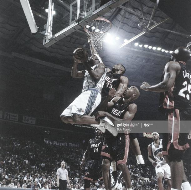 Baron Davis intenta encestar, defendido por Alonzon Mourning | Foto: Bob Rosato, GettyImages