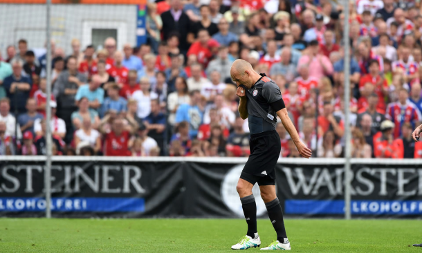 Robben limps off, 35 minutes into the game | Source: GettyImages/TheGuardian