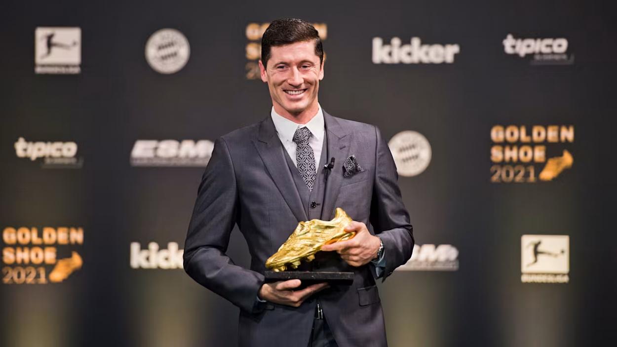 <strong><a data-cke-saved-href='https://www.vavel.com/es/futbol-internacional/2024/06/26/1186532-polonia-ni-la-baza-lewandowski-les-salva-del-desastre.html' href='https://www.vavel.com/es/futbol-internacional/2024/06/26/1186532-polonia-ni-la-baza-lewandowski-les-salva-del-desastre.html'>Robert Lewandowski,</a></strong> ganador de la Bota de Oro 2020-21 / Foto: Bayern Múnich