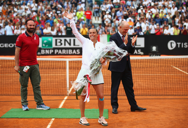 Roberta Vinci was visibly emotional during a special ceremony dedicated to her | Photo: Julian Finney/Getty Images Europe