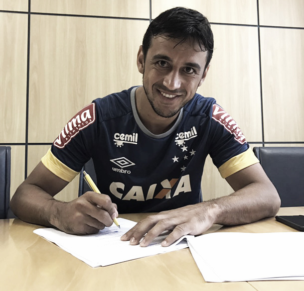 Robinho permanecerá na Toca da Raposa por mais duas temporadas (Foto: Divulgação/Cruzeiro)
