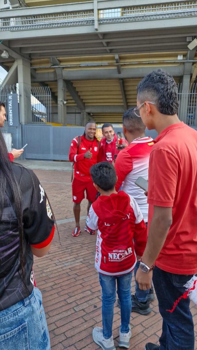 Hugo Rodallega compartiendo con hinchas luego del partido ante Tolima. Foto: Ana María García