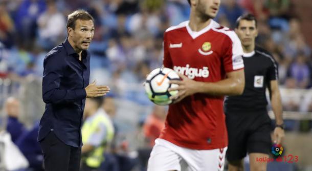 El técnico del Nàstic 'Rodri' dando instrucciones durante el partido contra el Zaragoza | Foto: Liga 1|2|3