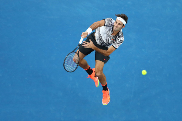Roger Federer smashes a shot | Photo: Cameron Spencer/Getty Images AsiaPac