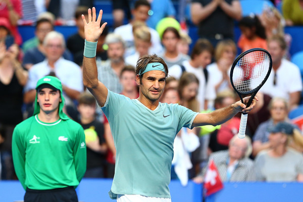 Roger Federer applauds the crowd after his win against Daniel Evans | Photo: Paul Kane/Getty Images AsiaPac