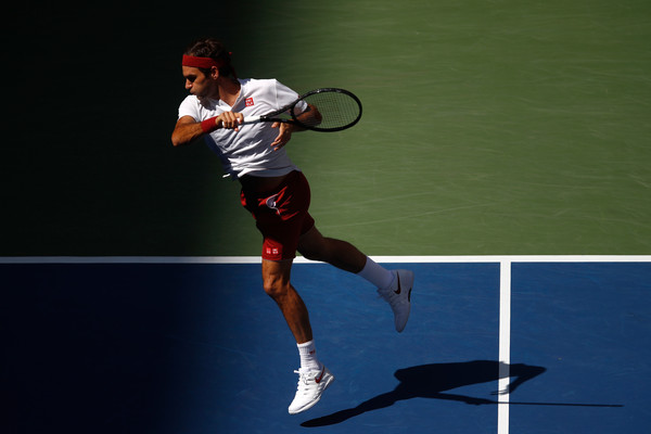 Roger Federer flew through the one-sided second set | Photo: Julian Finney/Getty Images North America