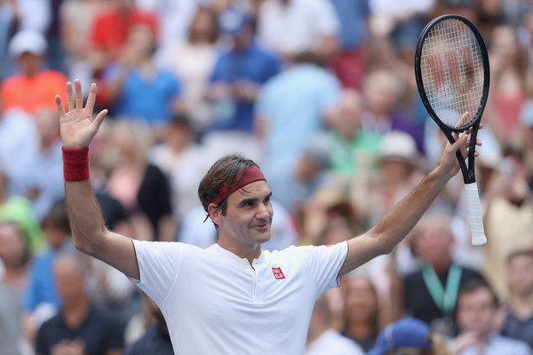 Roger Federer celebrates the impressive win | Photo: Matthew Stockman/Getty Images North America