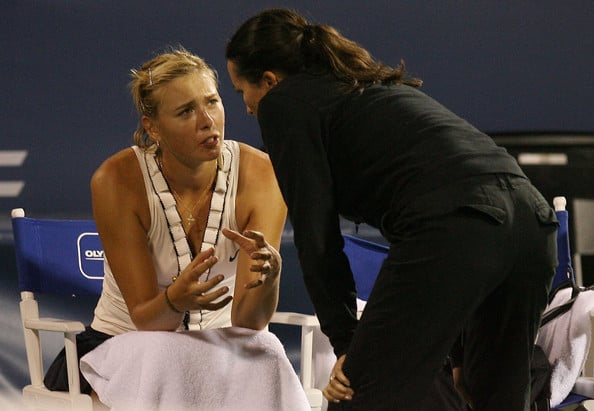 Maria Sharapova describes her shoulder pain to the trainer during her last tournament before undergoing right shoulder surgery: the 2008 Rogers Cup. | Photo: Elsa/Getty Images