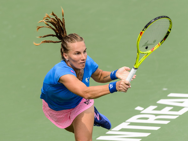 Svetlana Kuznetsova hits a forehand to Petra Kvitova in Montreal/Photo: Minas Panagiotakis/Getty Images