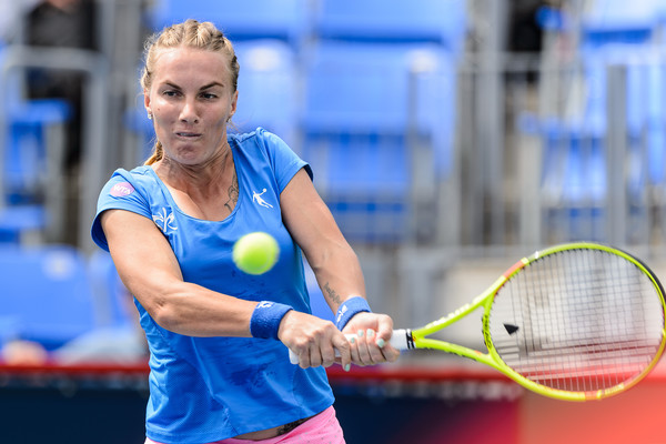 Svetlana Kuznetsova hits a backhand to Petra Kvitova during their third round match in Montreal/Photo: Minas Panagiotakis/Getty Images