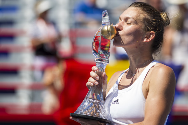 Simona Halep kisses the Coupe Rogers trophy in Montreal/Getty Images