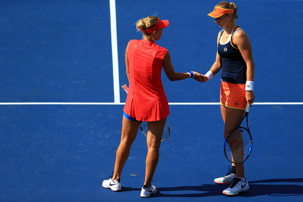 Ekaterina Makarova and Elena Vesnina discusses strategies during the match | Photo: Vaughn Ridley/Getty Images North America