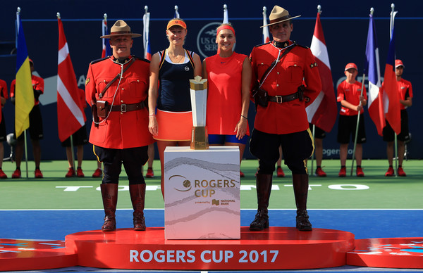 Makarova and Vesnina, together with two members of the Royal Canadian Mounted Police, posing with their title | Photo: Vaughn Ridley/Getty Images North America