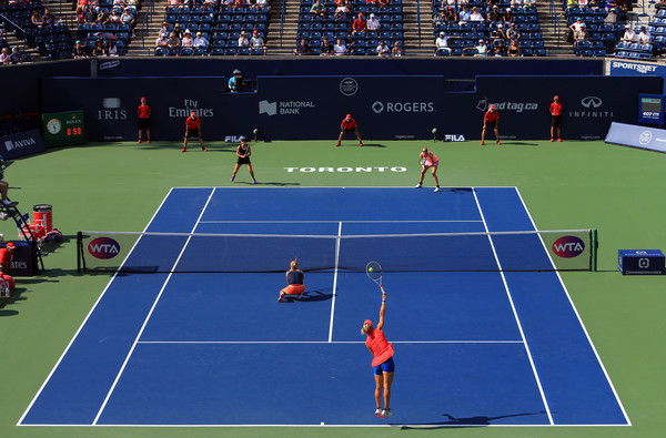 Elena Vesnina serving during the match | Photo: Vaughn Ridley/Getty Images North America