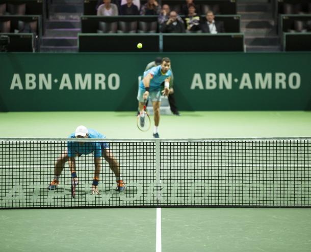 Jean-Julein Rojer (background) serves during the quarterfinals (Photo: ABN AMRO World Tennis Tournament)