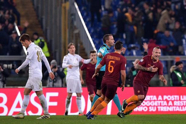 Nainggolan corre para celebrar su gol | Foto: AS Roma