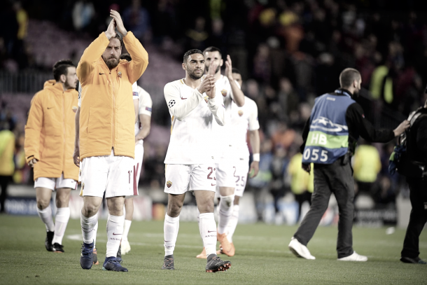 Los jugadores de la Roma agradecen el apoyo de sus aficionados desplazados a Barcelona. // Fuente: AS ROMA