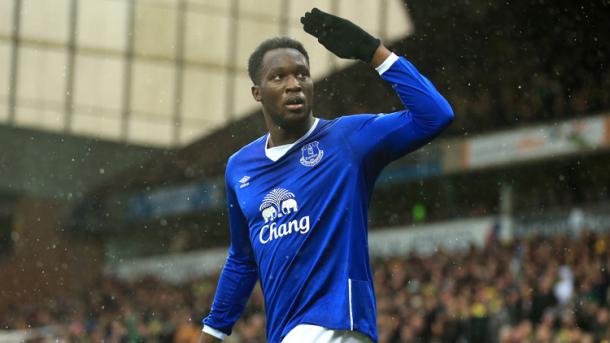 Romelu Lukaku celebra uno de los goles con los aficionados tofees | Foto: Everton FC