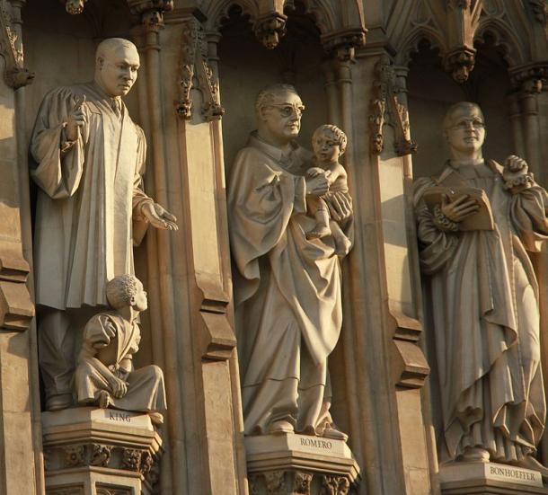 Detalle de de la portada de la Abadía de Westminster, en el centro estatua de Óscar Romero, uno de los principales líderes de la Teología de la Liberación en América Central. Fuente Wikicommns