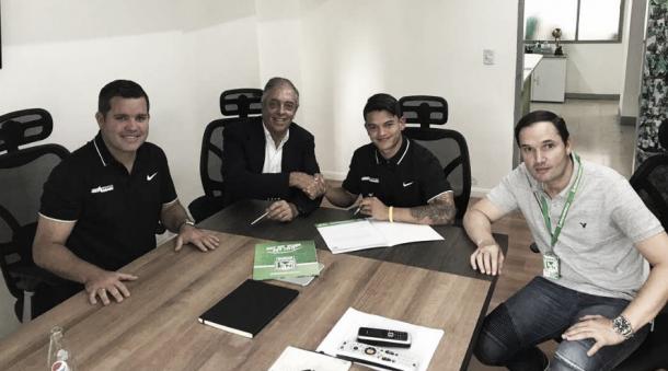 Ronaldo Lucena firmando su vinculación al equipo de Atlético Nacional | Foto: Club Atlético Nacional Oficial