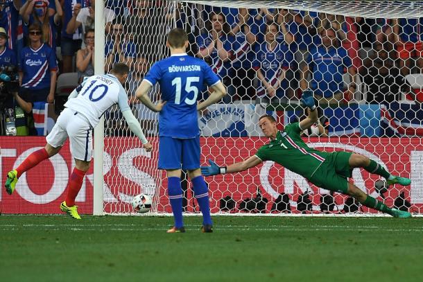 Rooney inauguró el marcador de penalti en el minuto 4 | Foto: UEFA