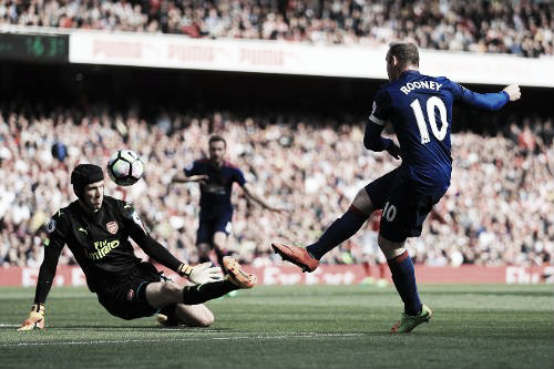 Wayne Rooney lo intentó en varias ocasiones pero se encontró a un gran Petr Cech | Foto: Premier League