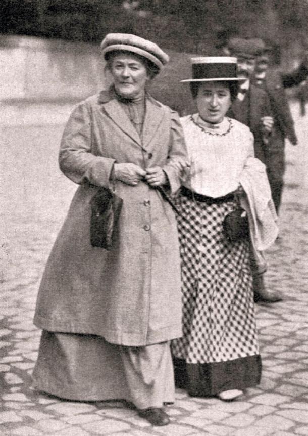 Rosa y Clara paseando del brazo. Fuente: Wikicomons