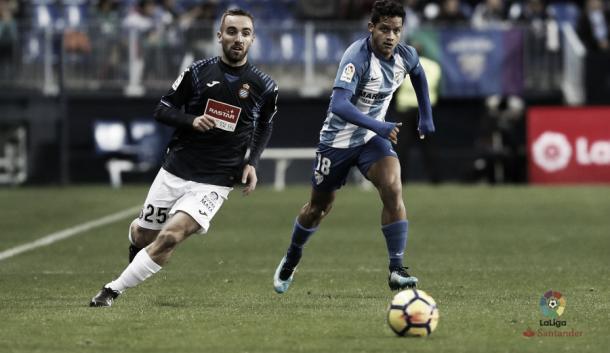 Rosales disputa un balón con Darder en el partido de anoche | Foto: LaLiga