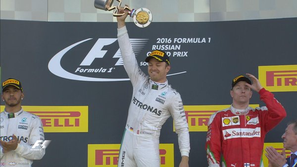 Rosberg comemora com o troféu de vencedor (Foto: Divulgação/F1)