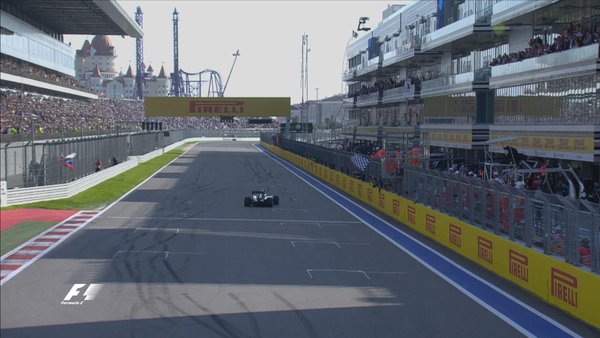 Momento em que Rosberg cruza a linha de chegada e vence em Sochi (Foto: Divulgação/F1)